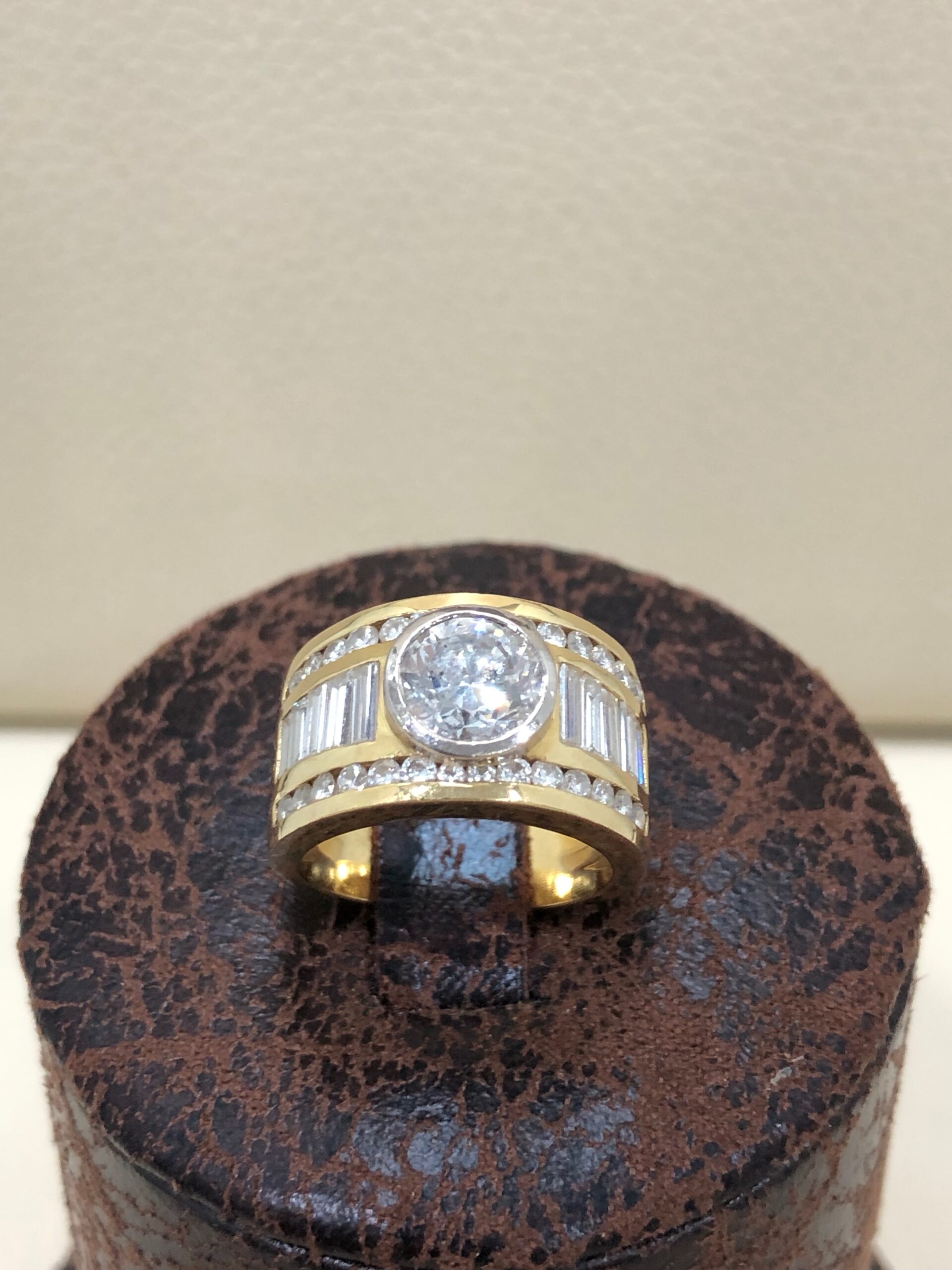 ANILLO CON DIAMANTE CENTRAL