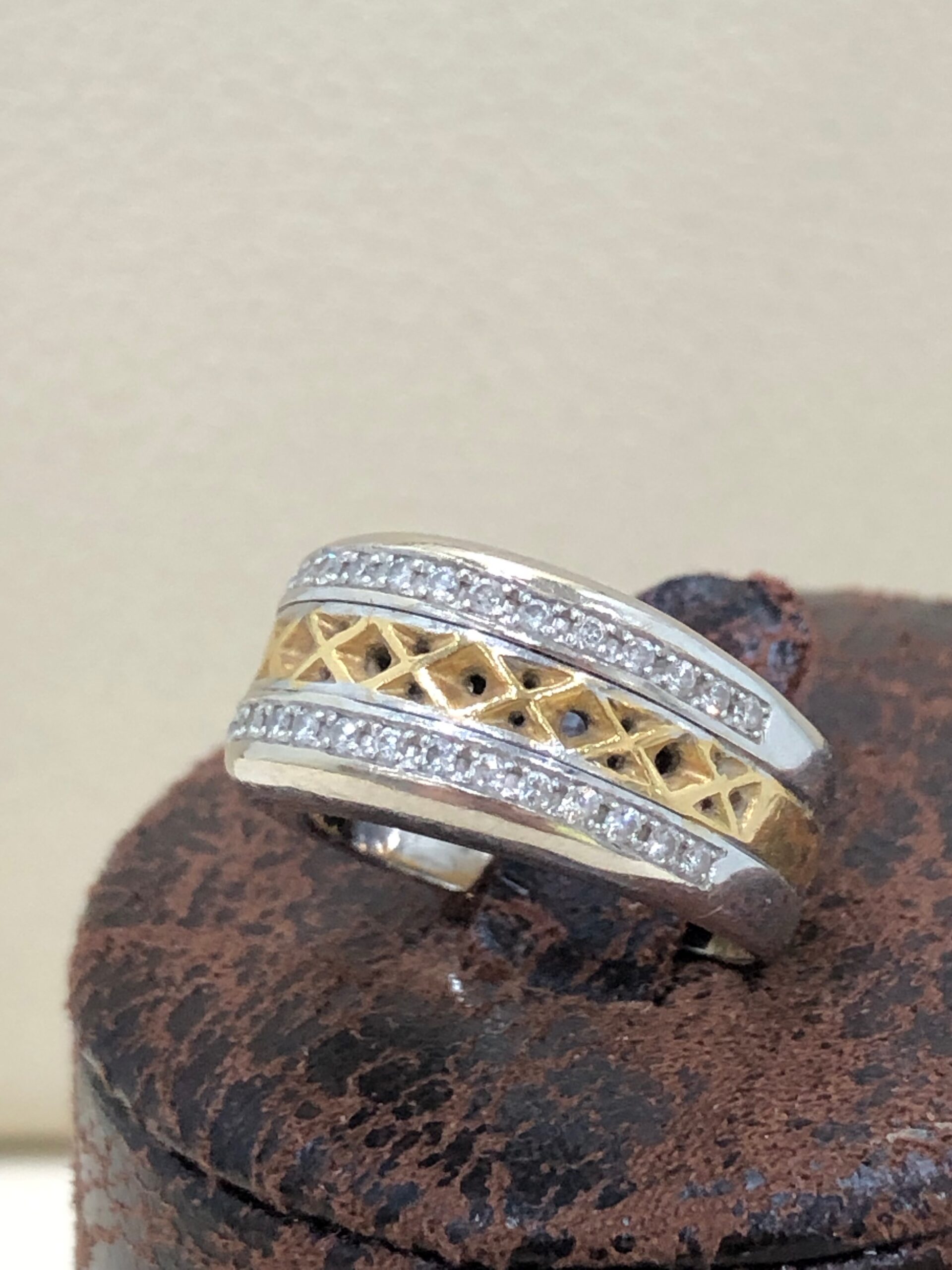 ANILLO DE ORO BLANCO AMARILLO Y DIAMANTES