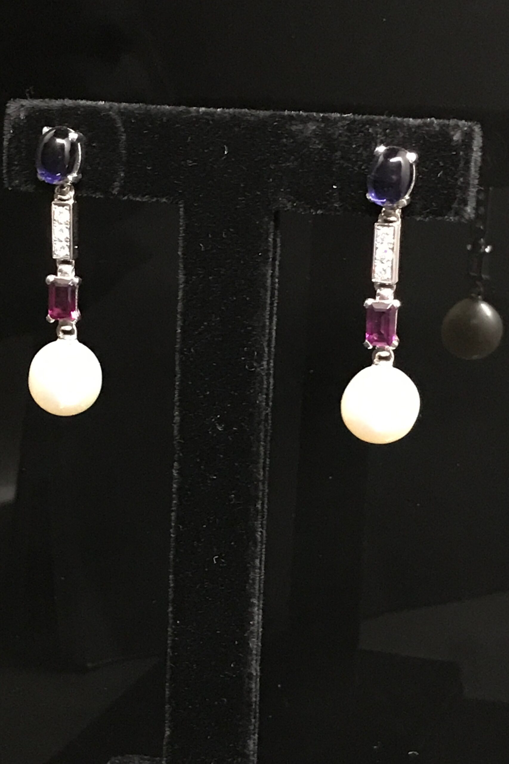 PENDIENTES EN ORO BLANCO CON PERLA RUVI Y ZAFIROS
