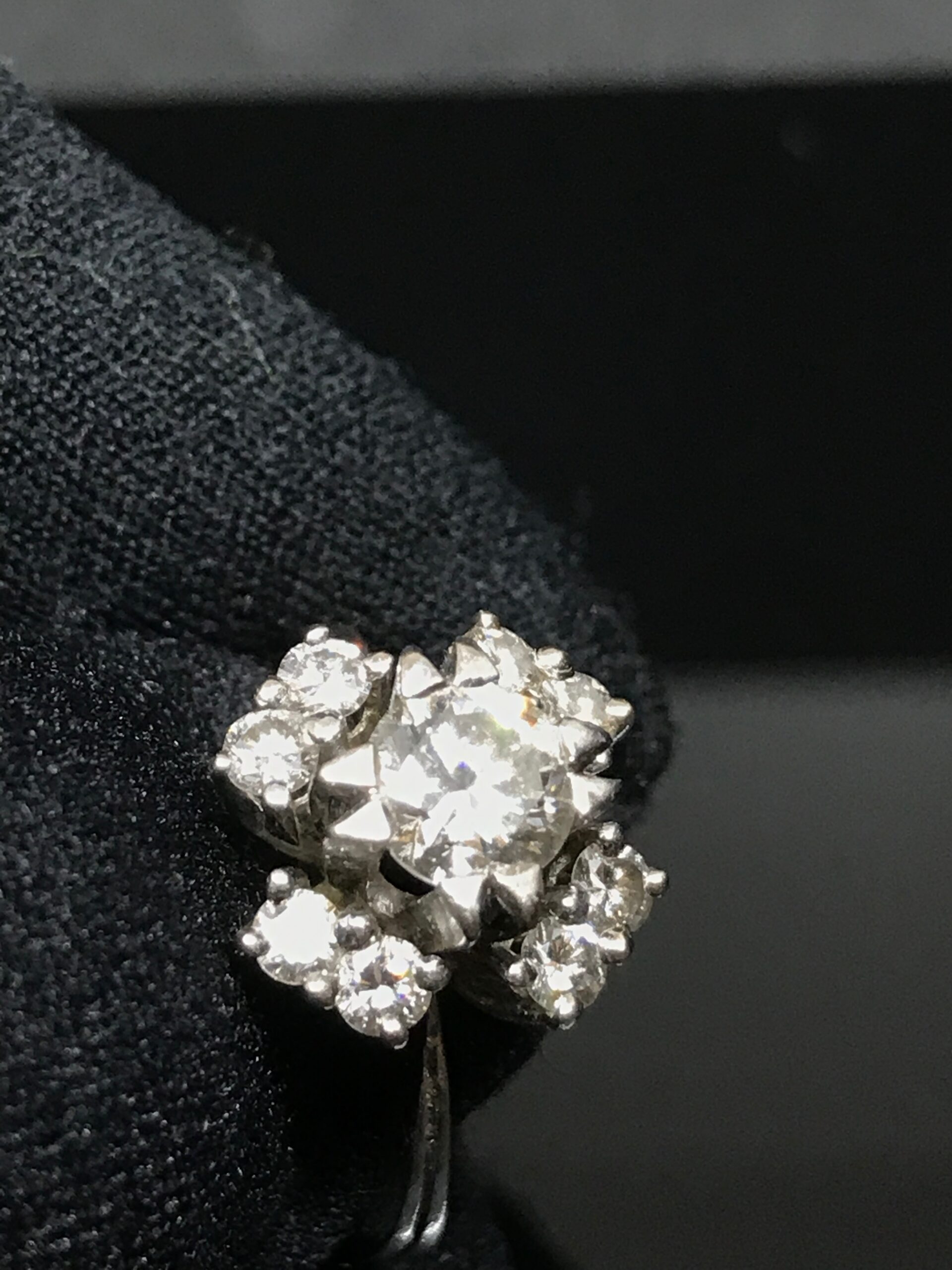 ANILLO EN ORO BLANCO CON DIAMANTES Y PIEDRA CENTRAL DIAMANTE