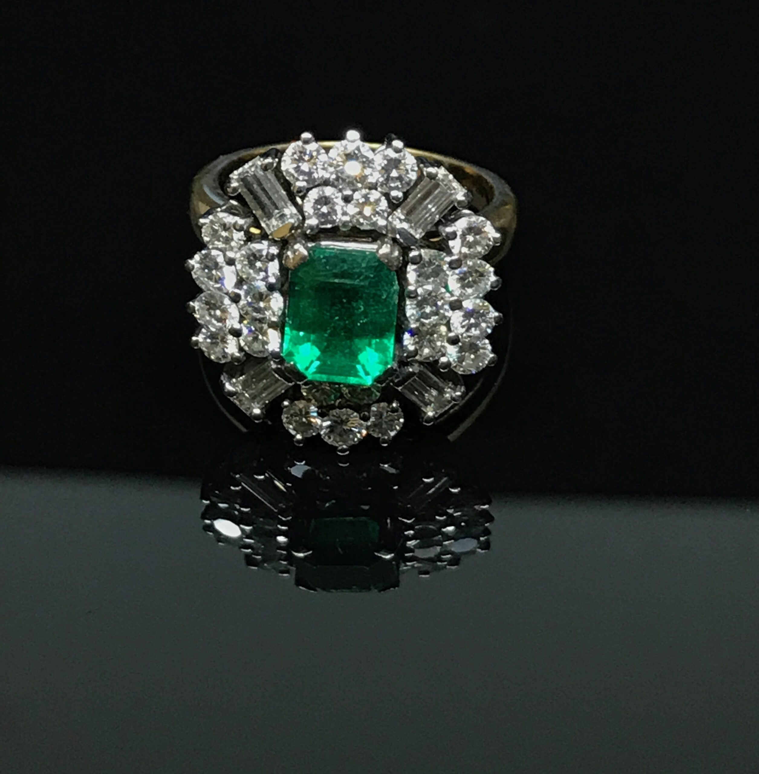ANILLO DE ORO CON ESMERALDA CENTRAL Y DIAMANTES